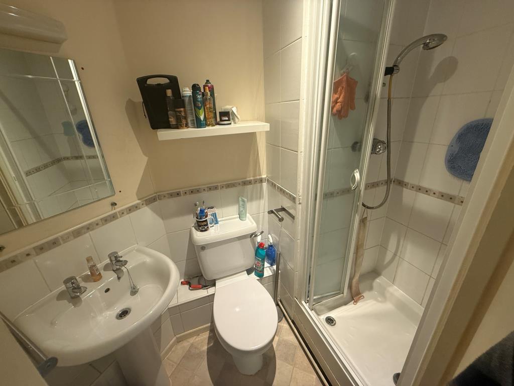 Lot: 94 - SEMI-DETACHED HOUSE FOR INVESTMENT - En-suite to main bedroom